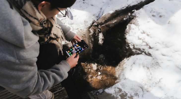 Can the Google app provide hourly weather forecasts?